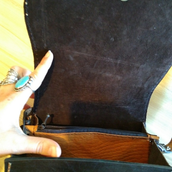 Vintage leather embossed folk crossbody - Picture 4 of 5